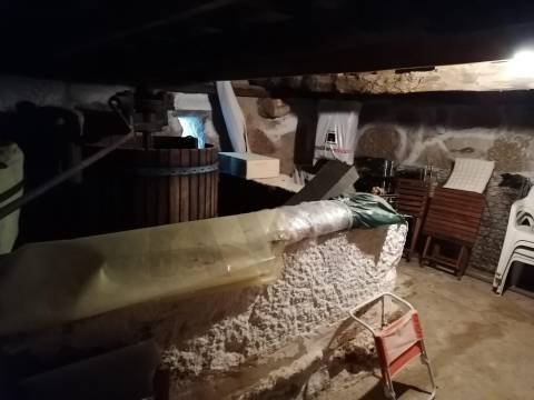 Quintinha com Duas Casas Centenárias em Pedra 