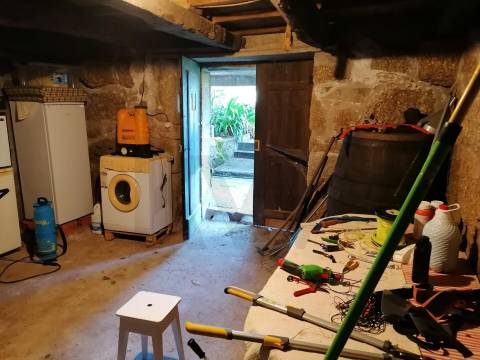 Quintinha com Duas Casas Centenárias em Pedra 