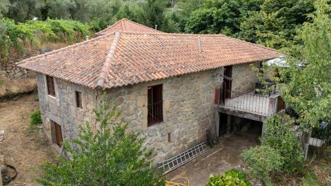 Quintinha com Duas Casas Centenárias em Pedra 
