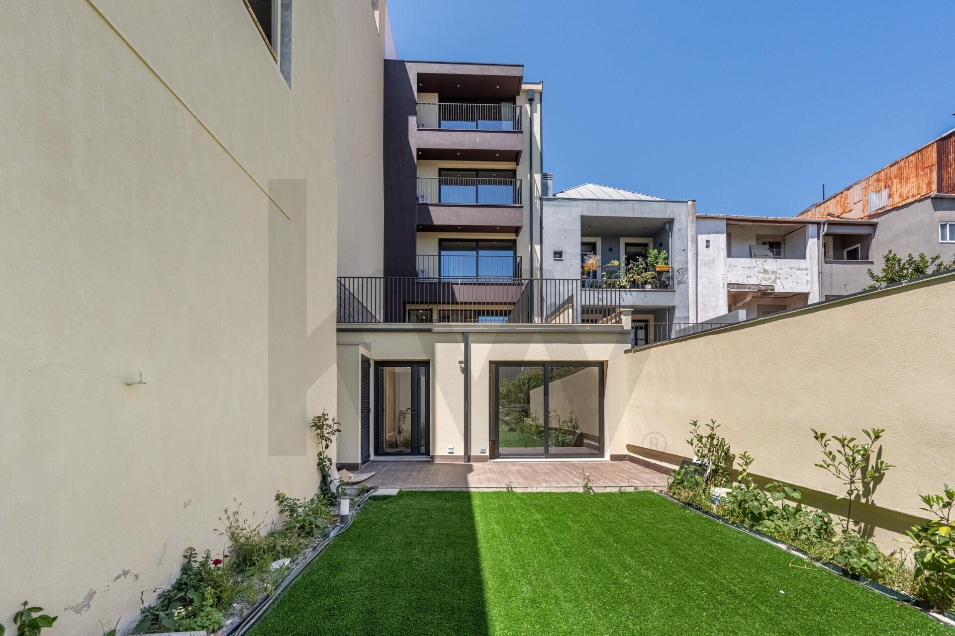 T1 + 1 novo com jardim junto da Av. dos Aliados