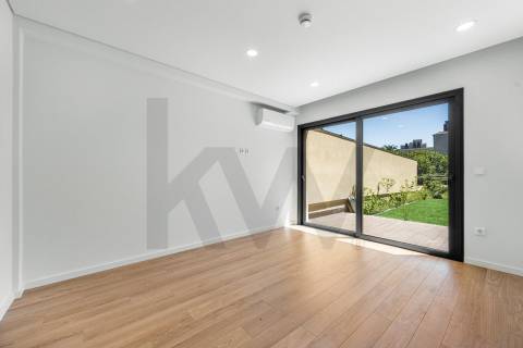 T1 + 1 novo com jardim junto da Av. dos Aliados