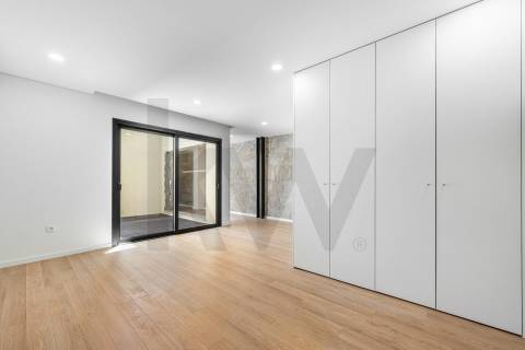 T1 + 1 novo com jardim junto da Av. dos Aliados