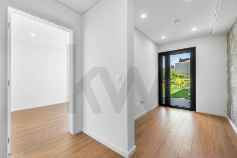 T1 + 1 novo com jardim junto da Av. dos Aliados