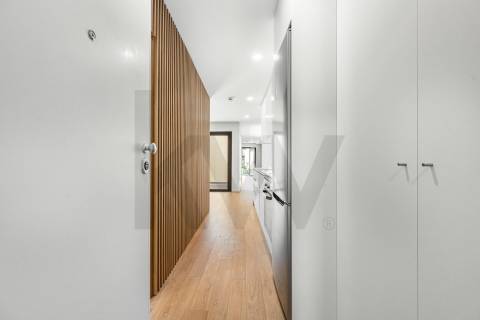 T1 + 1 novo com jardim junto da Av. dos Aliados