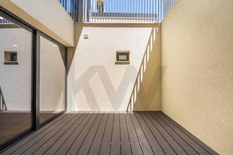 T1 + 1 novo com jardim junto da Av. dos Aliados