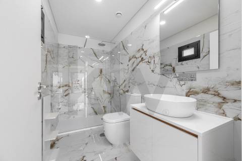 T1 + 1 novo com jardim junto da Av. dos Aliados