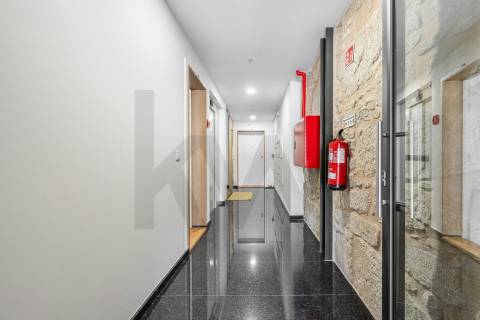 T1 + 1 novo com jardim junto da Av. dos Aliados