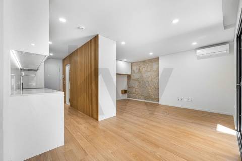 T1 + 1 novo com jardim junto da Av. dos Aliados