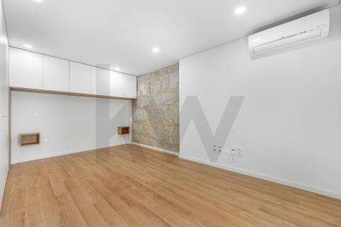 T1 + 1 novo com jardim junto da Av. dos Aliados