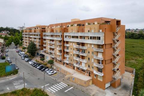 T2 Duplex Renovado com Garagem, Varanda e Terraço a 240 m do Metro de Fânzeres 