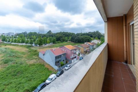 T2 Duplex Renovado com Garagem, Varanda e Terraço a 240 m do Metro de Fânzeres 