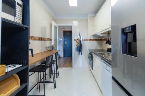 T2 Duplex Renovado com Garagem, Varanda e Terraço a 240 m do Metro de Fânzeres 