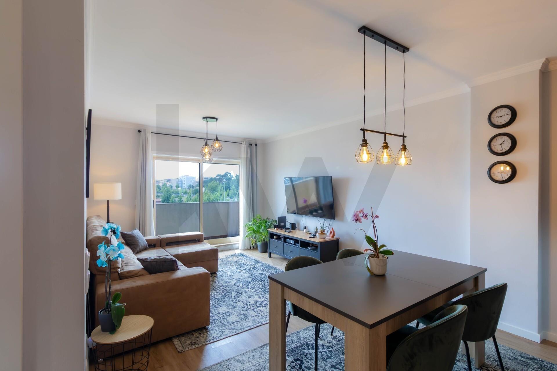 T2 Duplex Renovado com Garagem, Varanda e Terraço a 240 m do Metro de Fânzeres 