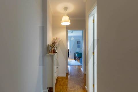 T2 Duplex Renovado com Garagem, Varanda e Terraço a 240 m do Metro de Fânzeres 