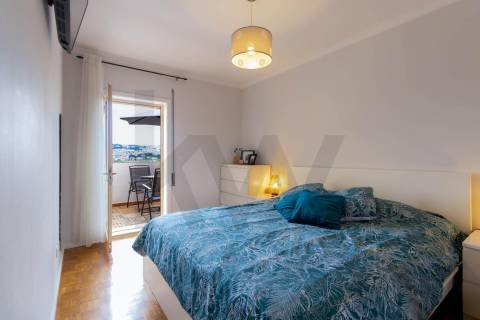 T2 Duplex Renovado com Garagem, Varanda e Terraço a 240 m do Metro de Fânzeres 