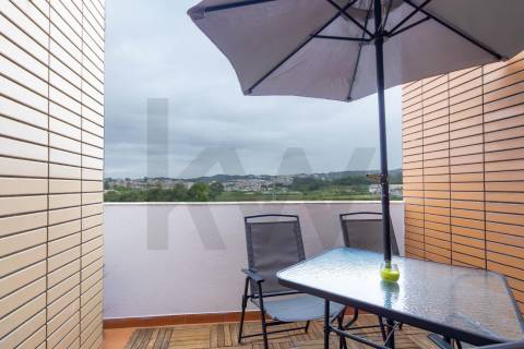 T2 Duplex Renovado com Garagem, Varanda e Terraço a 240 m do Metro de Fânzeres 