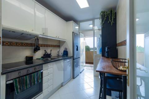 T2 Duplex Renovado com Garagem, Varanda e Terraço a 240 m do Metro de Fânzeres 