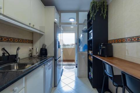 T2 Duplex Renovado com Garagem, Varanda e Terraço a 240 m do Metro de Fânzeres 