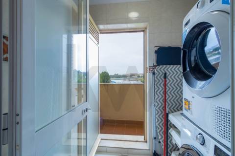 T2 Duplex Renovado com Garagem, Varanda e Terraço a 240 m do Metro de Fânzeres 