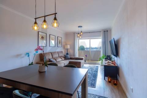 T2 Duplex Renovado com Garagem, Varanda e Terraço a 240 m do Metro de Fânzeres 