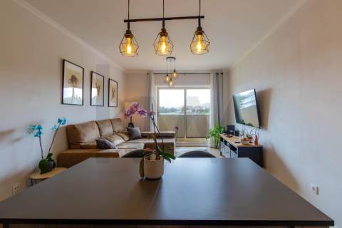 T2 Duplex Renovado com Garagem, Varanda e Terraço a 240 m do Metro de Fânzeres 