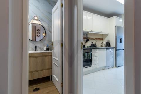 T2 Duplex Renovado com Garagem, Varanda e Terraço a 240 m do Metro de Fânzeres 