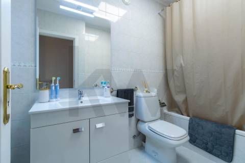 T2 Duplex Renovado com Garagem, Varanda e Terraço a 240 m do Metro de Fânzeres 