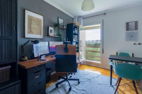 T2 Duplex Renovado com Garagem, Varanda e Terraço a 240 m do Metro de Fânzeres 