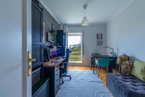 T2 Duplex Renovado com Garagem, Varanda e Terraço a 240 m do Metro de Fânzeres 