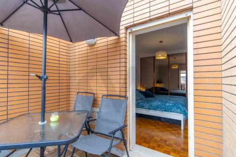 T2 Duplex Renovado com Garagem, Varanda e Terraço a 240 m do Metro de Fânzeres 