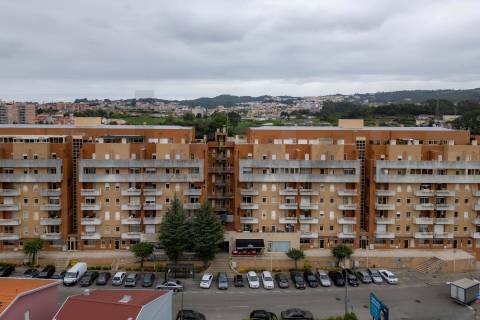 T2 Duplex Renovado com Garagem, Varanda e Terraço a 240 m do Metro de Fânzeres 