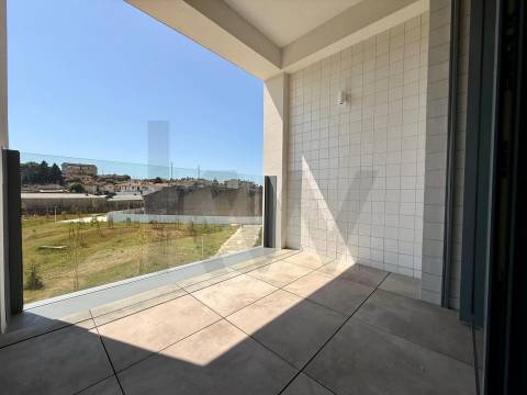 Apartamento T2 com Varanda e garagem em São João da Madeira