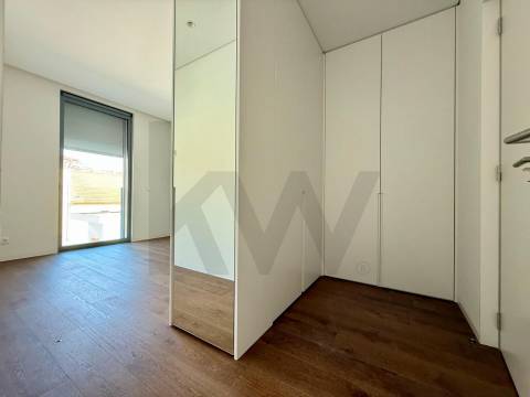 Apartamento T2 com Varanda e garagem em São João da Madeira