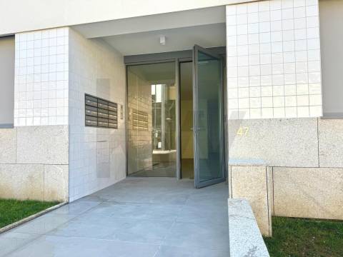 Apartamento T2 com Varanda e garagem em São João da Madeira