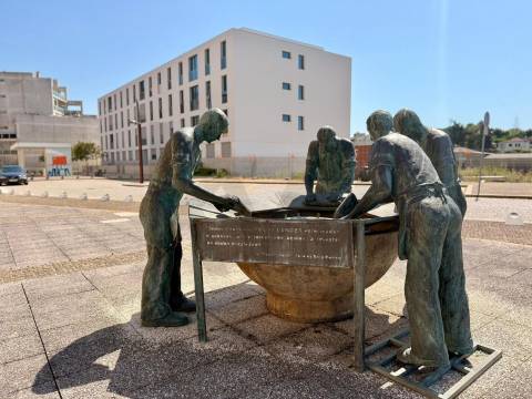 Apartamento T2 com Varanda e garagem em São João da Madeira