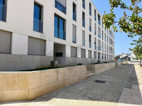 Apartamento T2 com Varanda e garagem em São João da Madeira