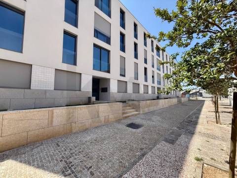 Apartamento T2 com Varanda e garagem em São João da Madeira