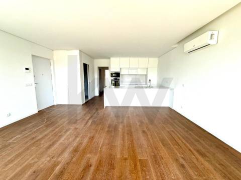 Apartamento T2 com Varanda e garagem em São João da Madeira