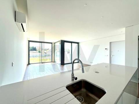 Apartamento T2 com Varanda e garagem em São João da Madeira