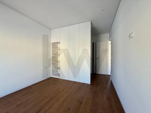 Apartamento T2 com Varanda e garagem em São João da Madeira