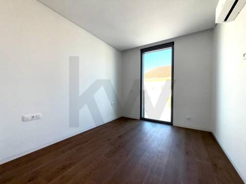 Apartamento T2 com Varanda e garagem em São João da Madeira