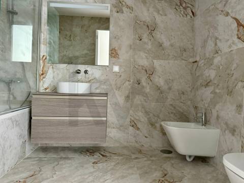 Apartamento T2 com Varanda e garagem em São João da Madeira