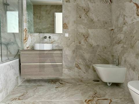 Apartamento T2 com Varanda e garagem em São João da Madeira