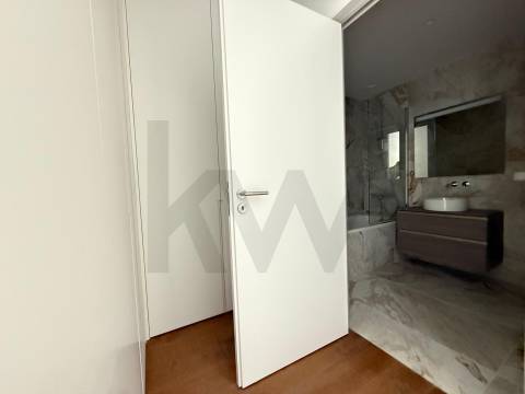 Apartamento T2 com Varanda e garagem em São João da Madeira