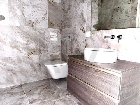 Apartamento T2 com Varanda e garagem em São João da Madeira