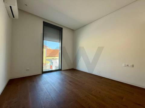 Apartamento T2 com Varanda e garagem em São João da Madeira