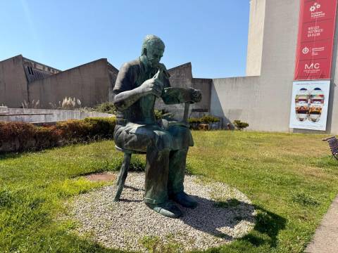 Apartamento T2 com Varanda e garagem em São João da Madeira