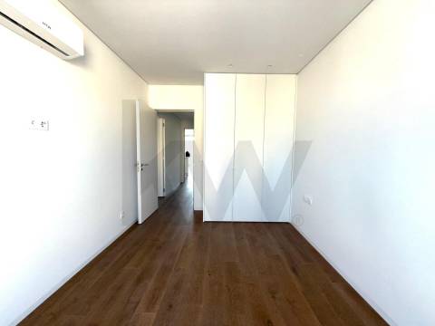 Apartamento T2 com Varanda e garagem em São João da Madeira