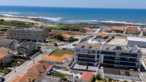 Duplex T3 com Terraço e Garagem Privativa Junto à Praia