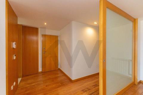 Duplex T3 com Terraço e Garagem Privativa Junto à Praia